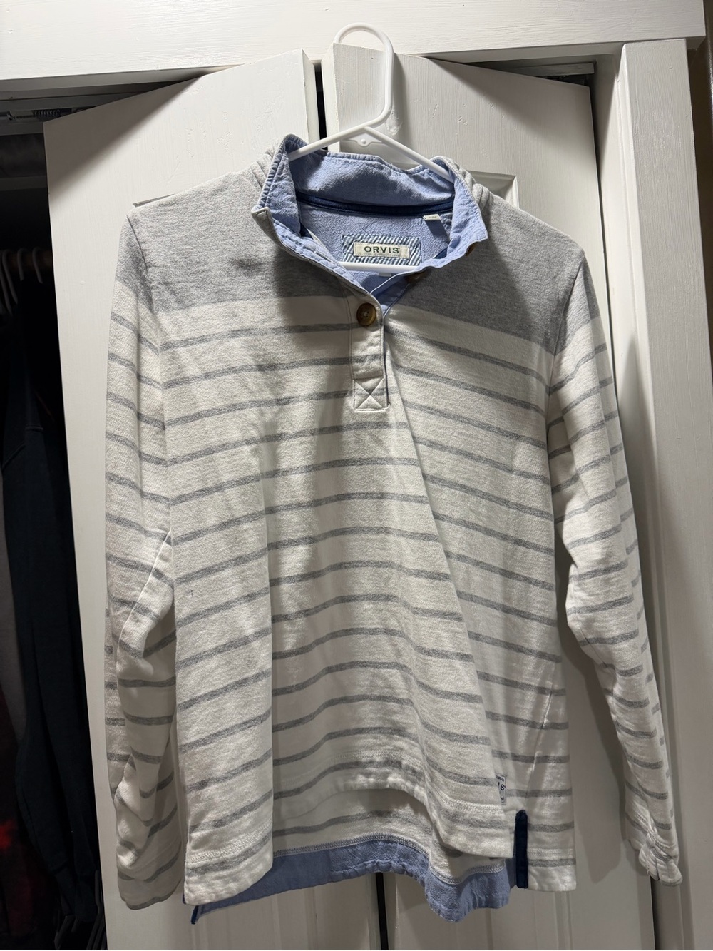 Orvis Men’s Cream & Light Gray Striped Long-Sleeve Polo with Blue Collar